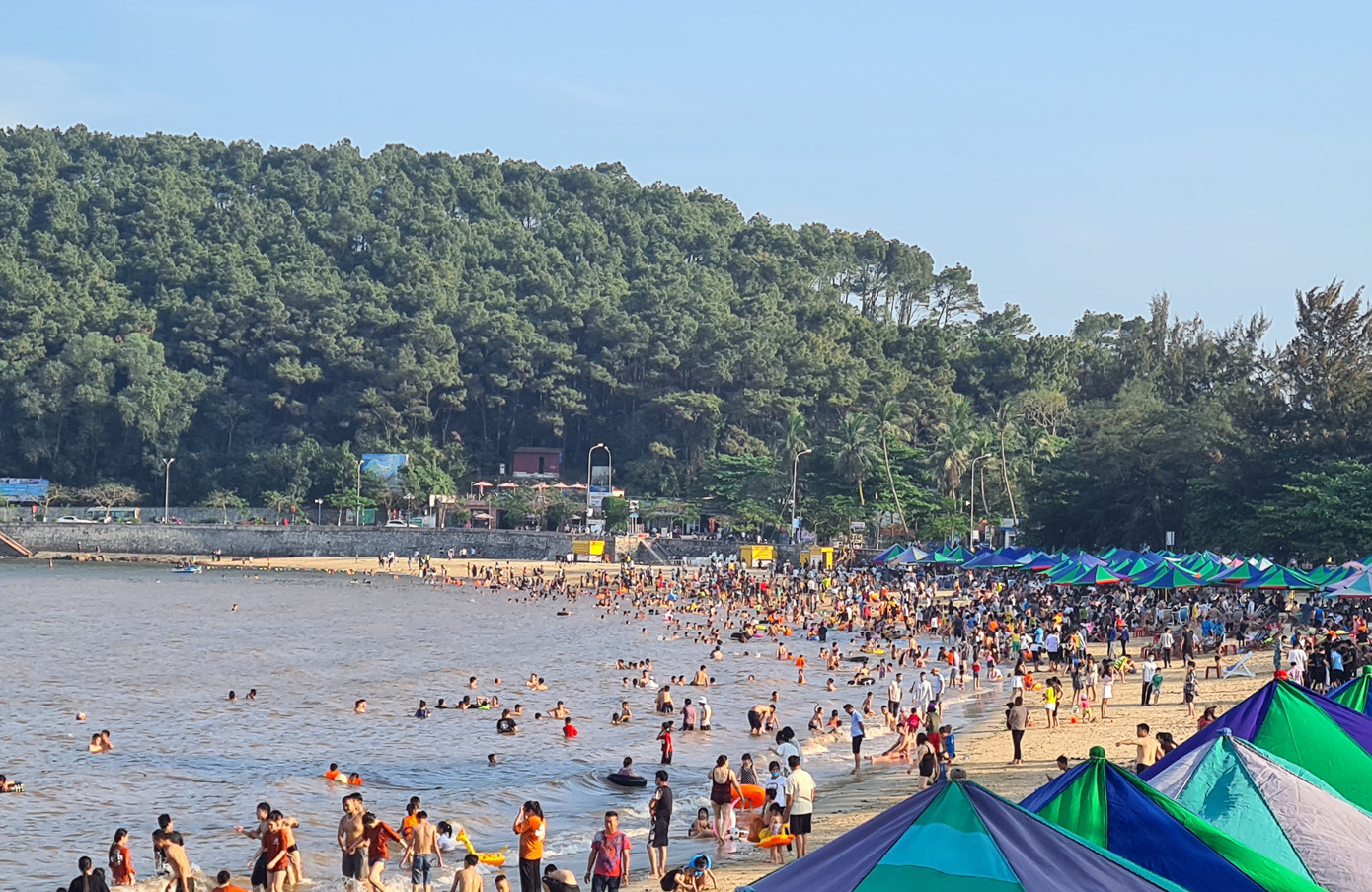 Nghìn người chen nhau tắm biển Đồ Sơn sau chuỗi ngày giãn cách xã hội ảnh 1