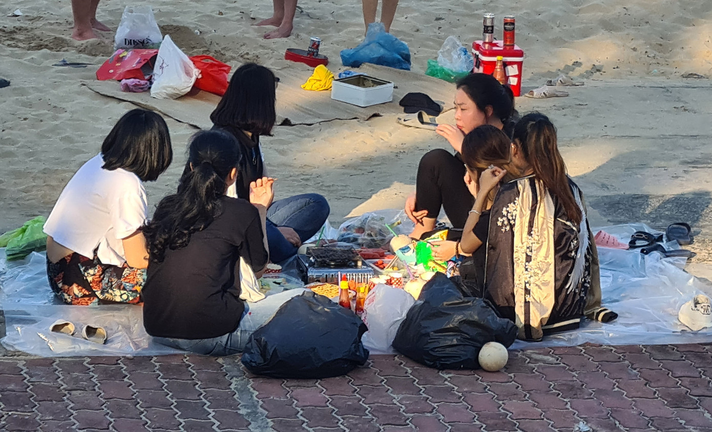 Nghìn người chen nhau tắm biển Đồ Sơn sau chuỗi ngày giãn cách xã hội ảnh 10