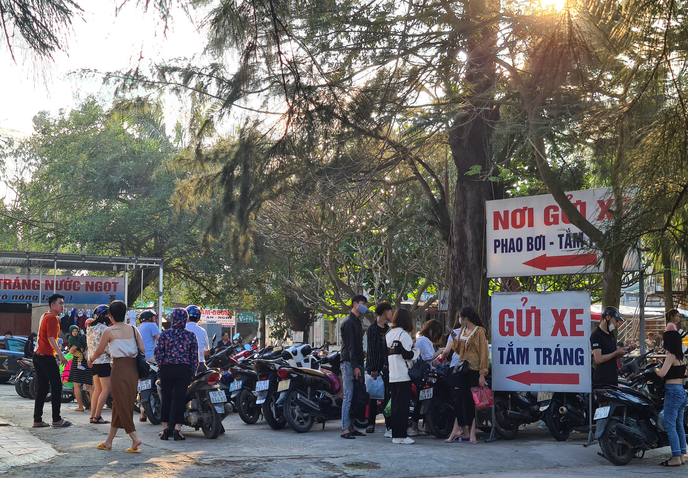 Nghìn người chen nhau tắm biển Đồ Sơn sau chuỗi ngày giãn cách xã hội ảnh 2