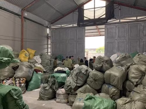 Phát hiện kho quần áo có dấu hiệu nhập lậu lớn nhất từ trước đến nay ảnh 2