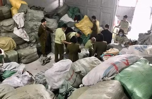 Phát hiện kho quần áo có dấu hiệu nhập lậu lớn nhất từ trước đến nay ảnh 1