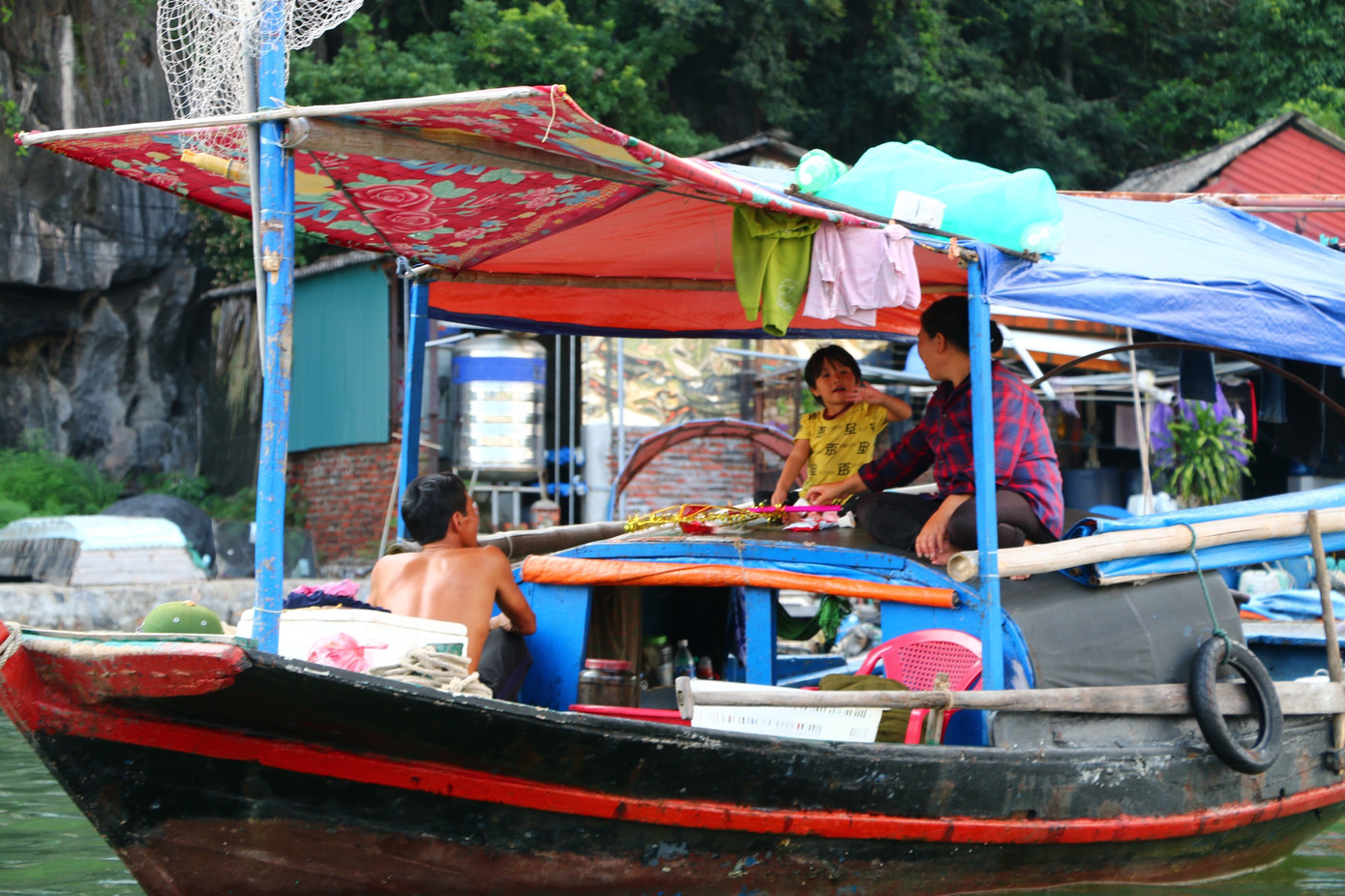 Trung thu của những đứa trẻ xóm chài trên vịnh Hạ Long ảnh 8