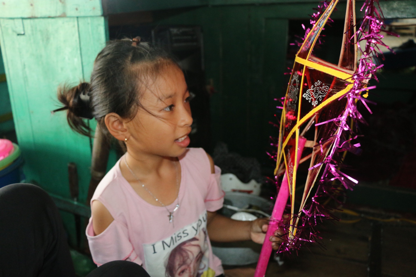 Trung thu của những đứa trẻ xóm chài trên vịnh Hạ Long ảnh 5