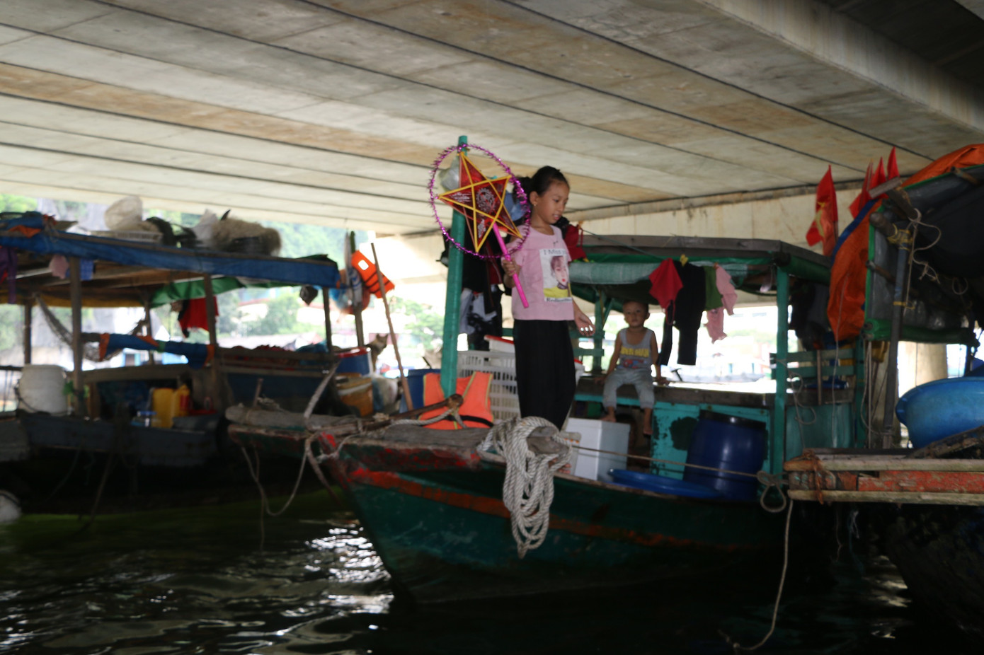 Trung thu của những đứa trẻ xóm chài trên vịnh Hạ Long ảnh 4