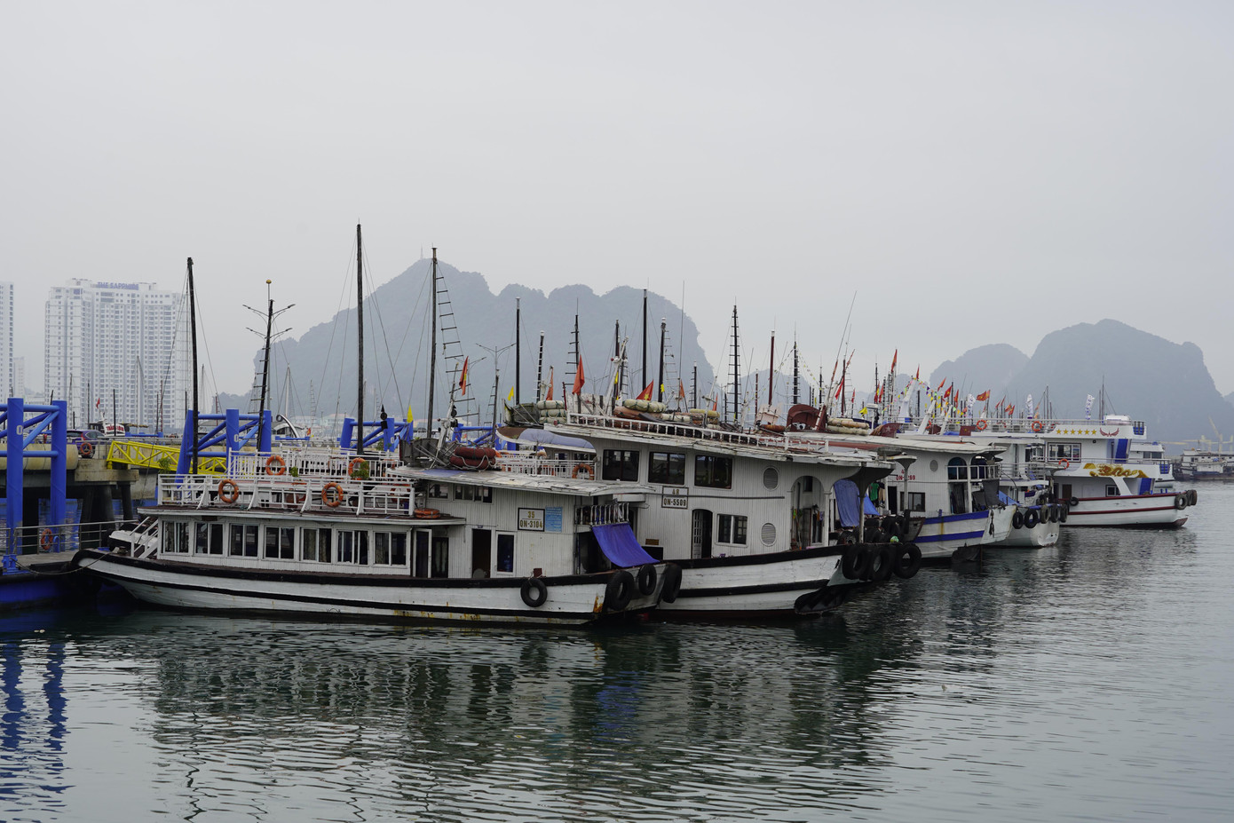 Mở cửa du lịch nội tỉnh, Hạ Long vẫn 'vắng như chùa bà Đanh' ảnh 9