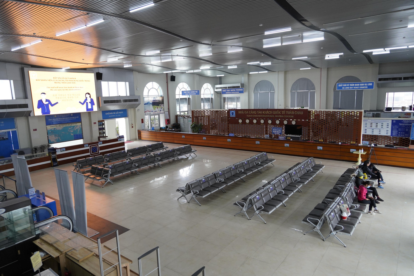 Mở cửa du lịch nội tỉnh, Hạ Long vẫn 'vắng như chùa bà Đanh' ảnh 2