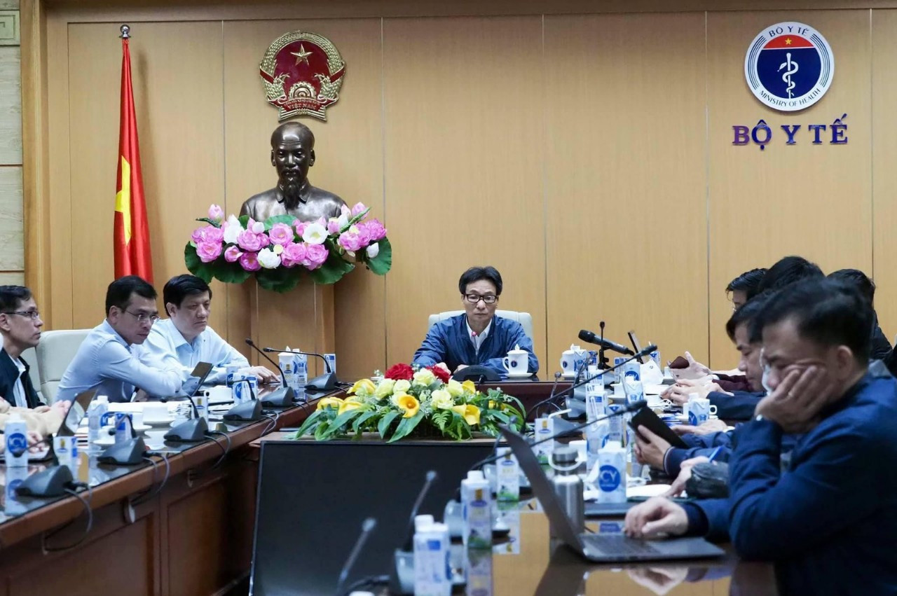Phó Thủ tướng Vũ Đức Đam họp trực tuyến với 2 địa phương Quảng Ninh và Hải Dương ngay trong đêm Phát hiện ca nhiễm COVID-19, Quảng Ninh bật chế độ khẩn cấp ảnh 1