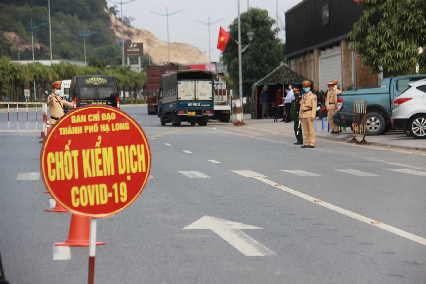Nhìn gần các chốt kiểm dịch ở cửa ngõ thành phố Hạ Long ảnh 2