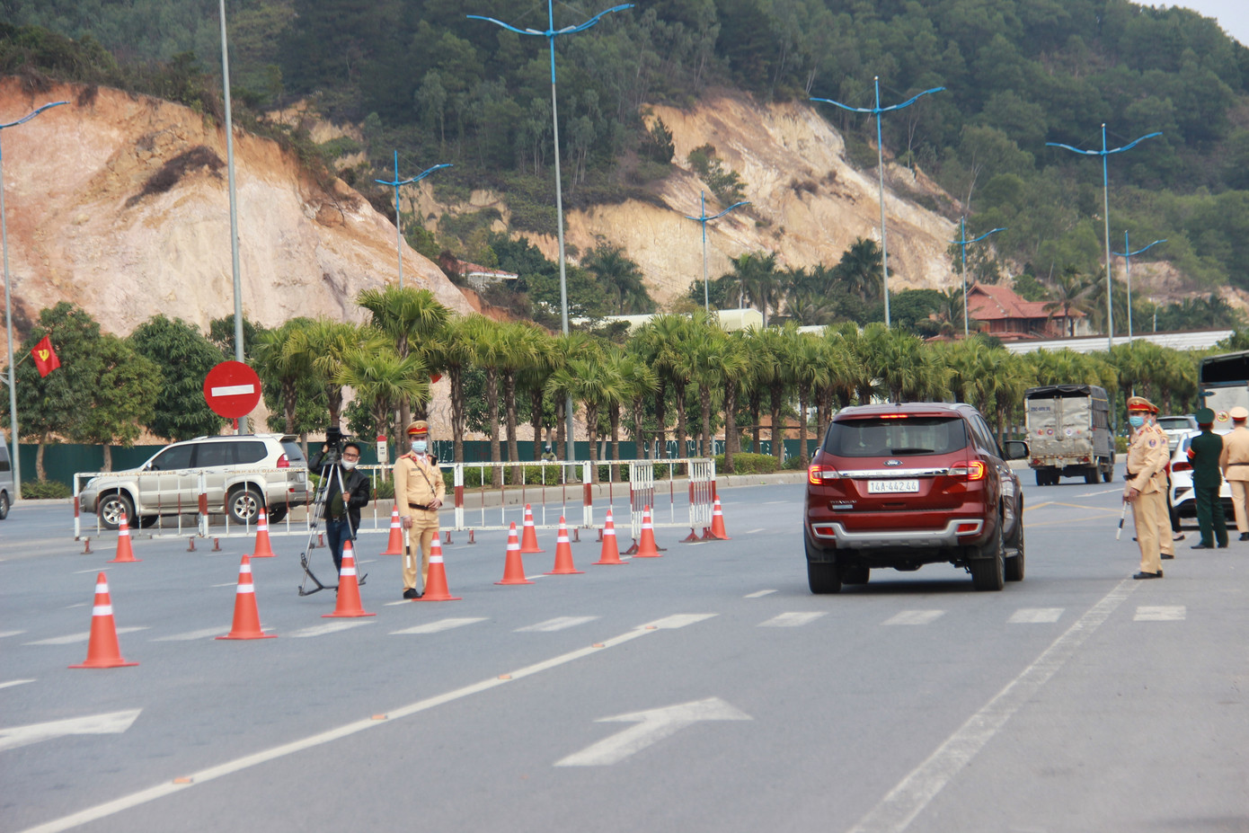 Từ hôm nay, Quảng Ninh đồng loạt mở lại các hoạt động sau dịch COVID-19 ảnh 1