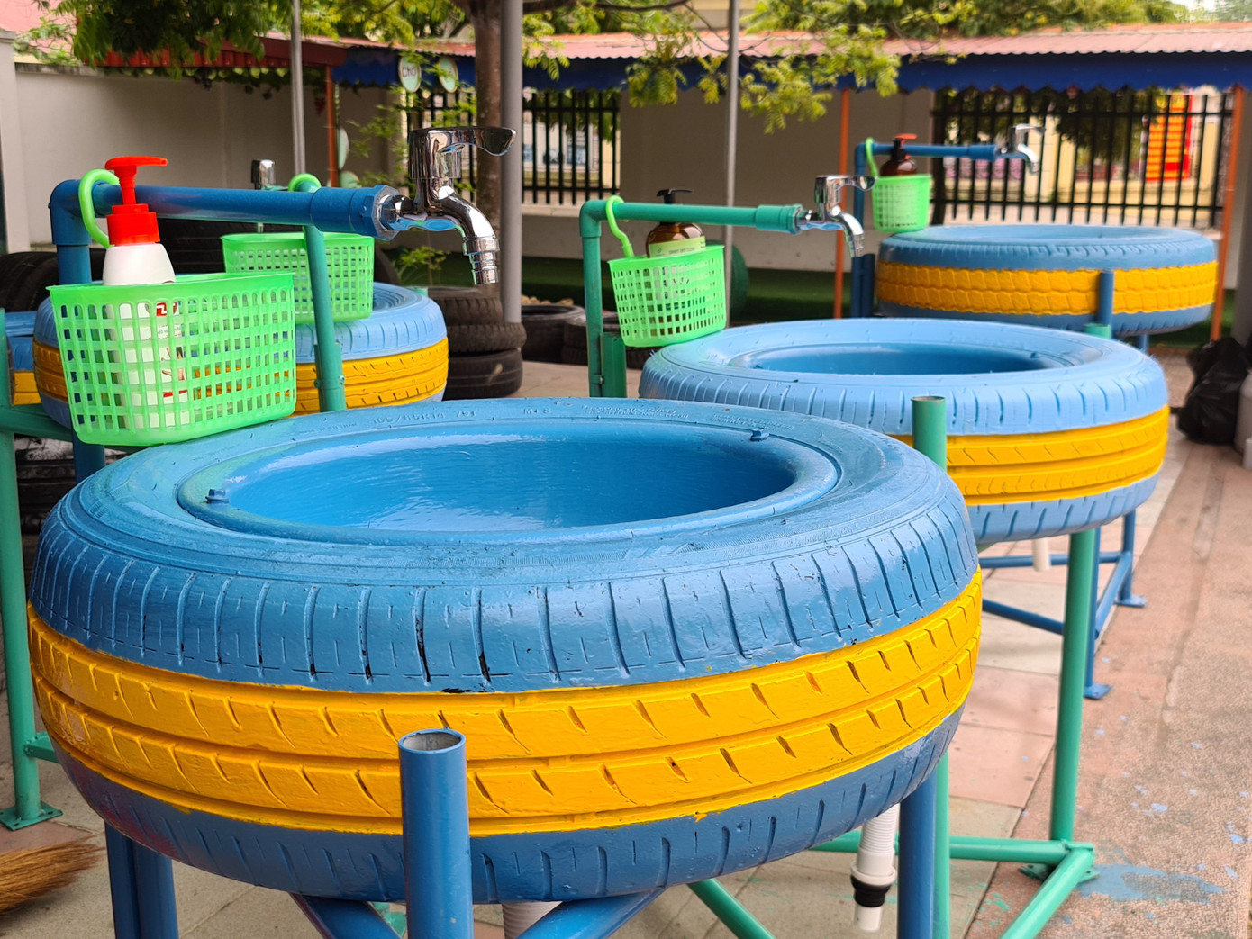 'Biến' lốp xe thành bồn rửa tay công cộng chống COVID-19 ảnh 1