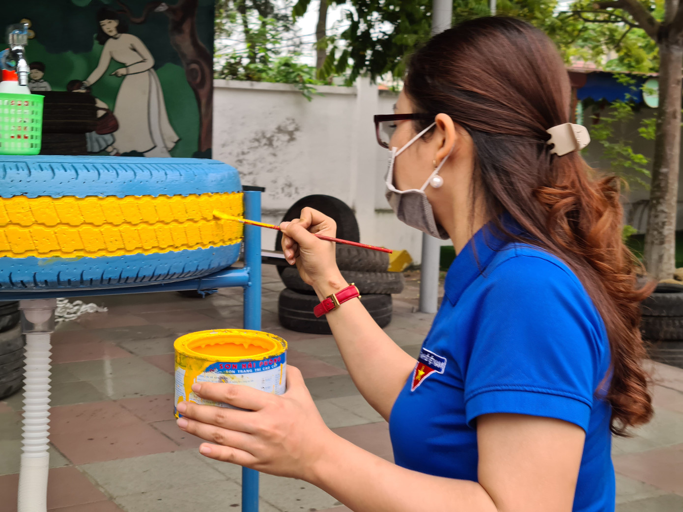 'Biến' lốp xe thành bồn rửa tay công cộng chống COVID-19 ảnh 4