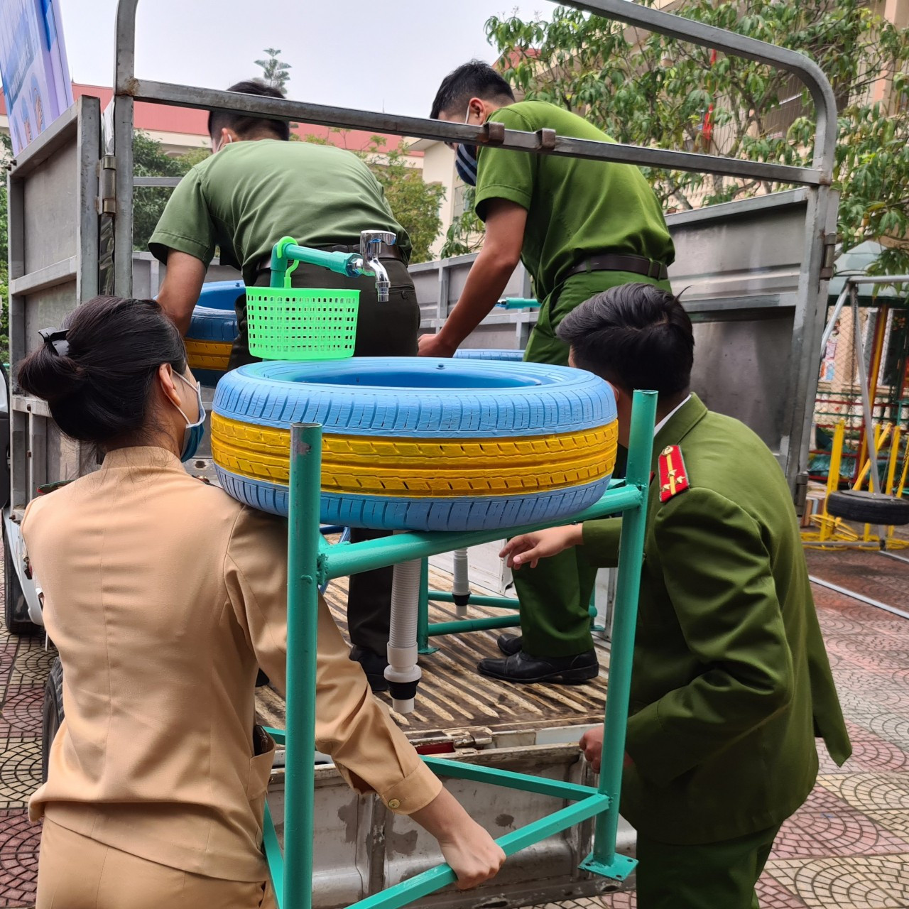 'Biến' lốp xe thành bồn rửa tay công cộng chống COVID-19 ảnh 6