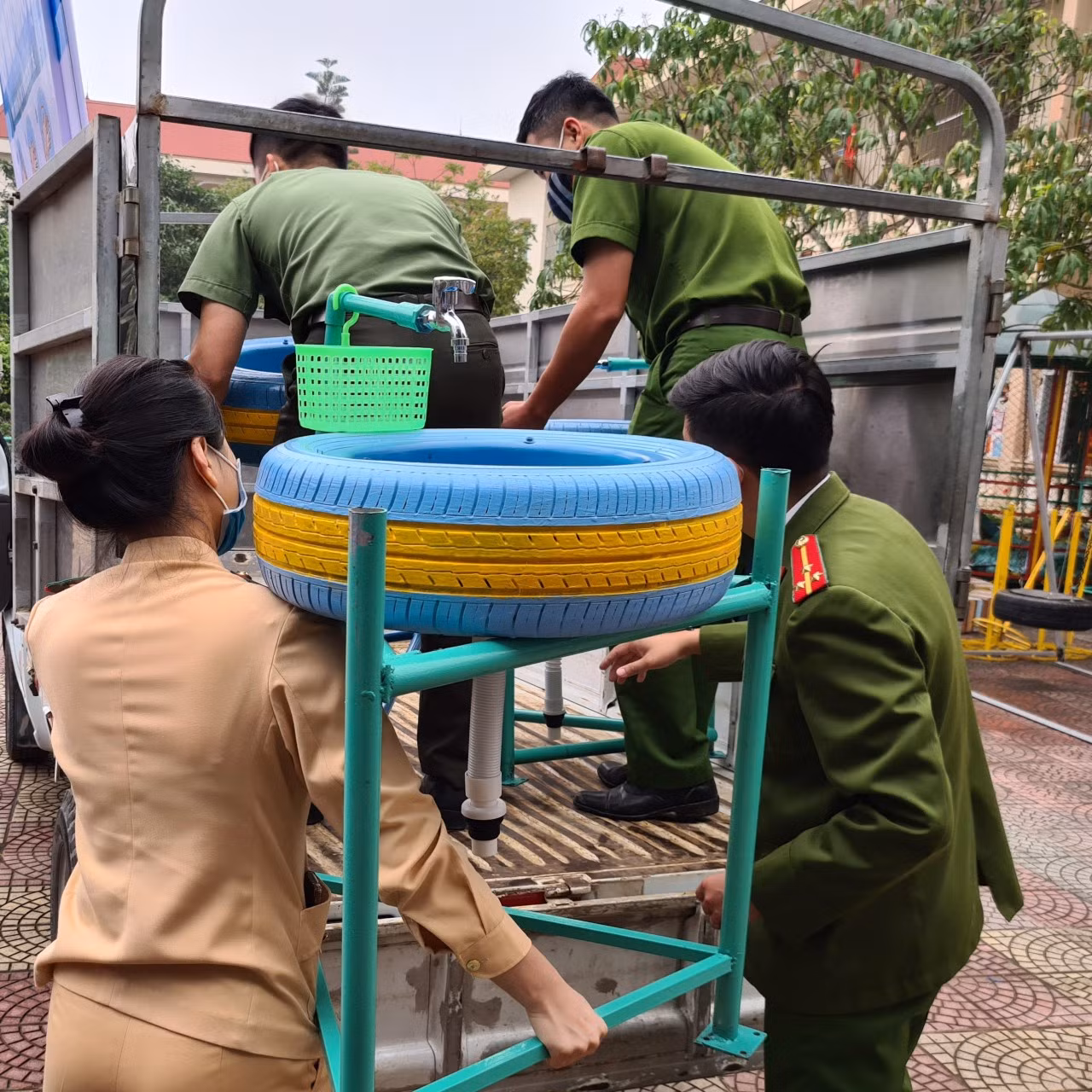 'Biến' lốp xe thành bồn rửa tay công cộng chống COVID-19 ảnh 6