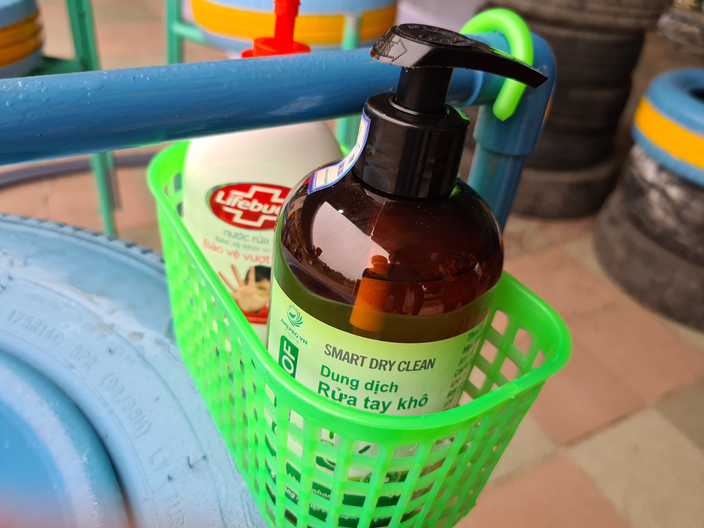 'Biến' lốp xe thành bồn rửa tay công cộng chống COVID-19 ảnh 5