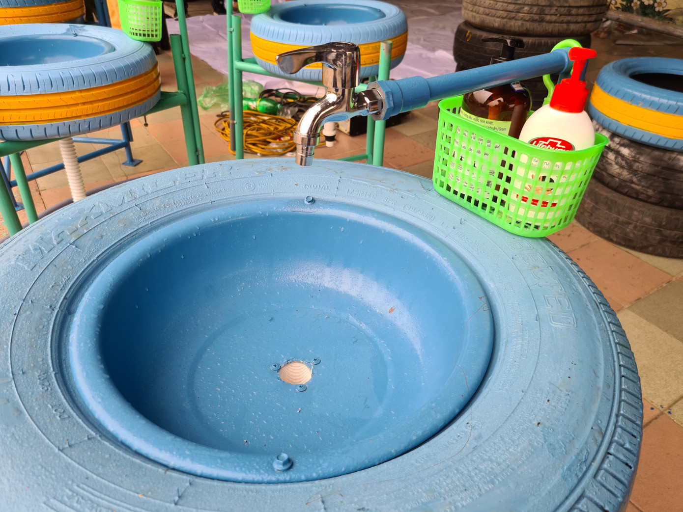 'Biến' lốp xe thành bồn rửa tay công cộng chống COVID-19 ảnh 3