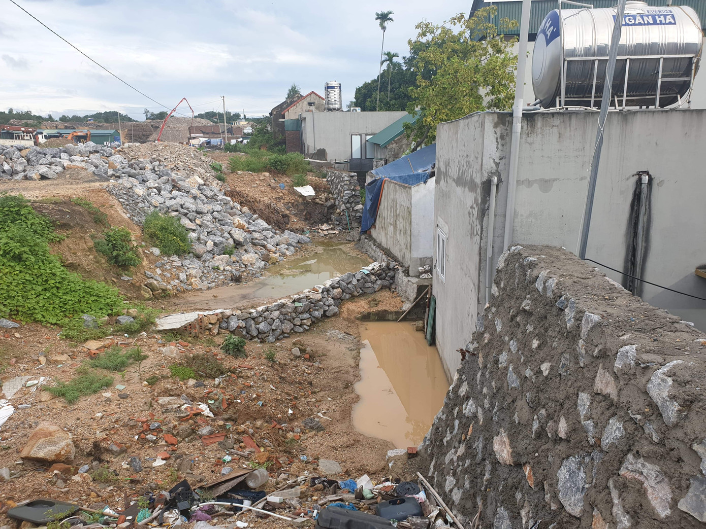 Khu dân cư hàng trăm người nằm lọt thỏm dưới chân kè chờ sập ảnh 4