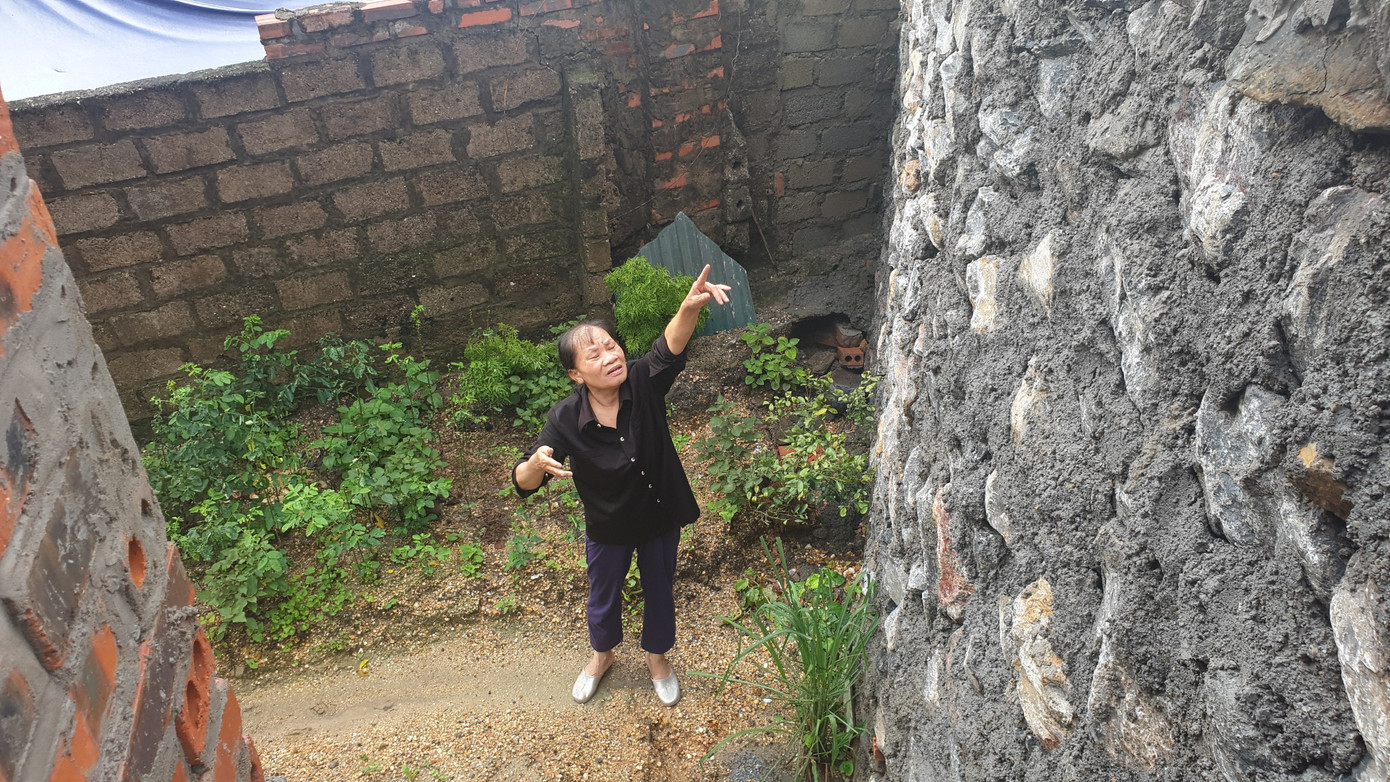 Khu dân cư hàng trăm người nằm lọt thỏm dưới chân kè chờ sập ảnh 3