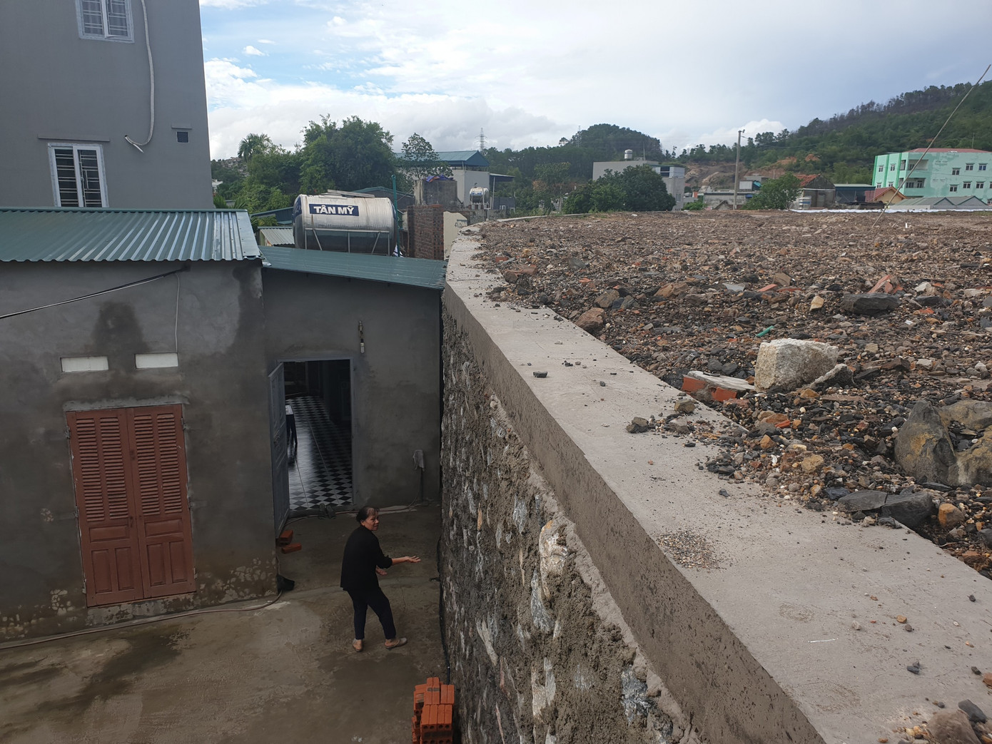 Khu dân cư hàng trăm người nằm lọt thỏm dưới chân kè chờ sập ảnh 6