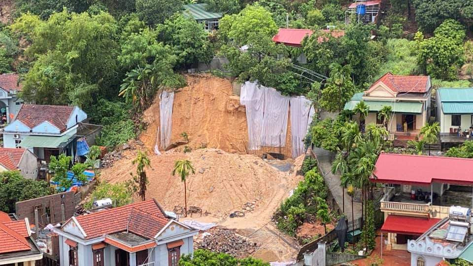 Khu dân cư hàng trăm người nằm lọt thỏm dưới chân kè chờ sập ảnh 7