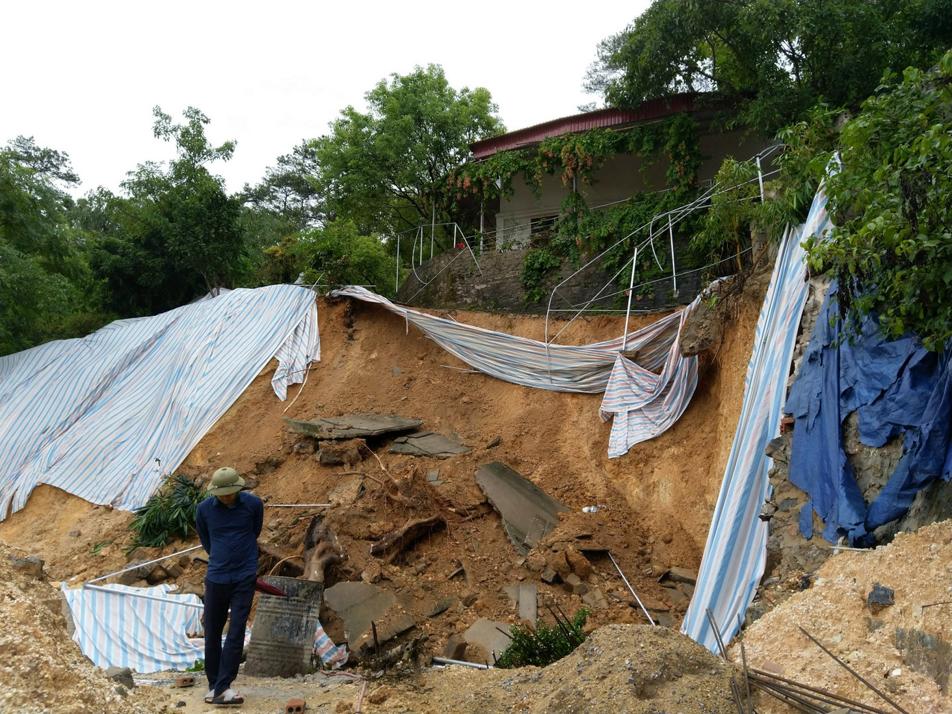 Khu dân cư hàng trăm người nằm lọt thỏm dưới chân kè chờ sập ảnh 8