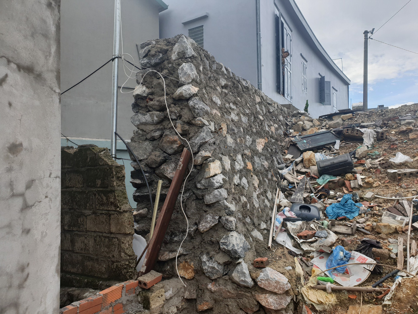 Khu dân cư hàng trăm người nằm lọt thỏm dưới chân kè chờ sập ảnh 2