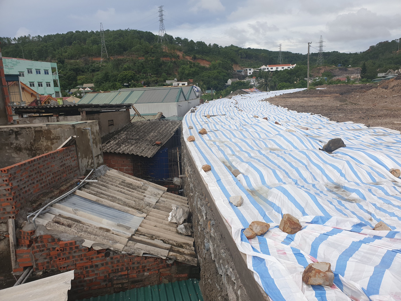 Khu dân cư hàng trăm người nằm lọt thỏm dưới chân kè chờ sập ảnh 1