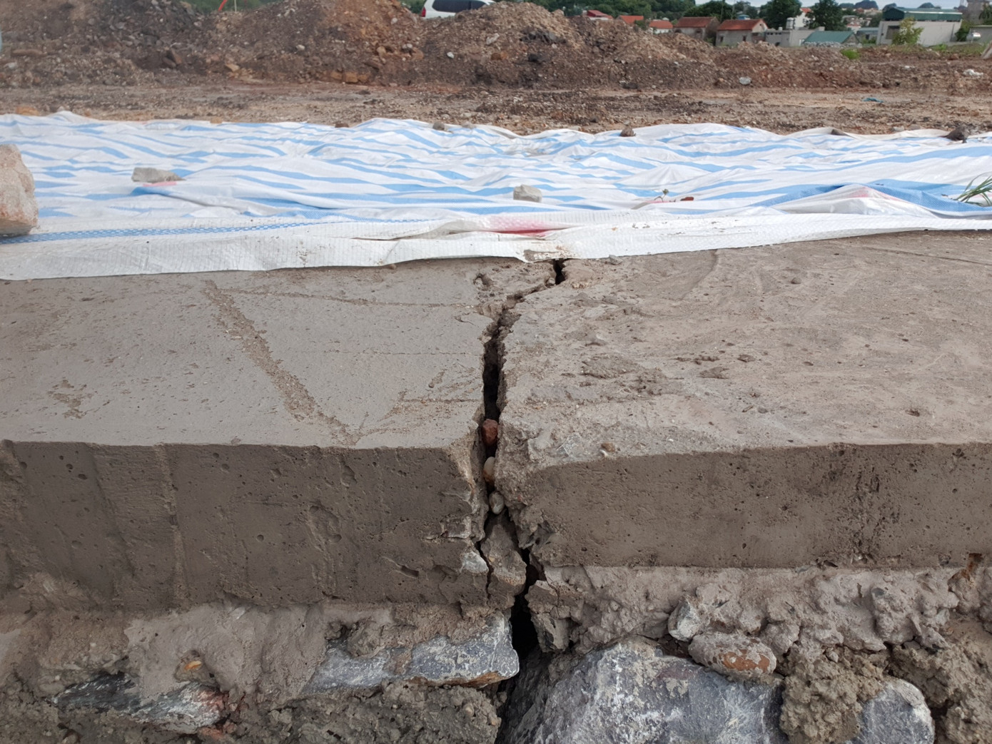 Khu dân cư hàng trăm người nằm lọt thỏm dưới chân kè chờ sập ảnh 5