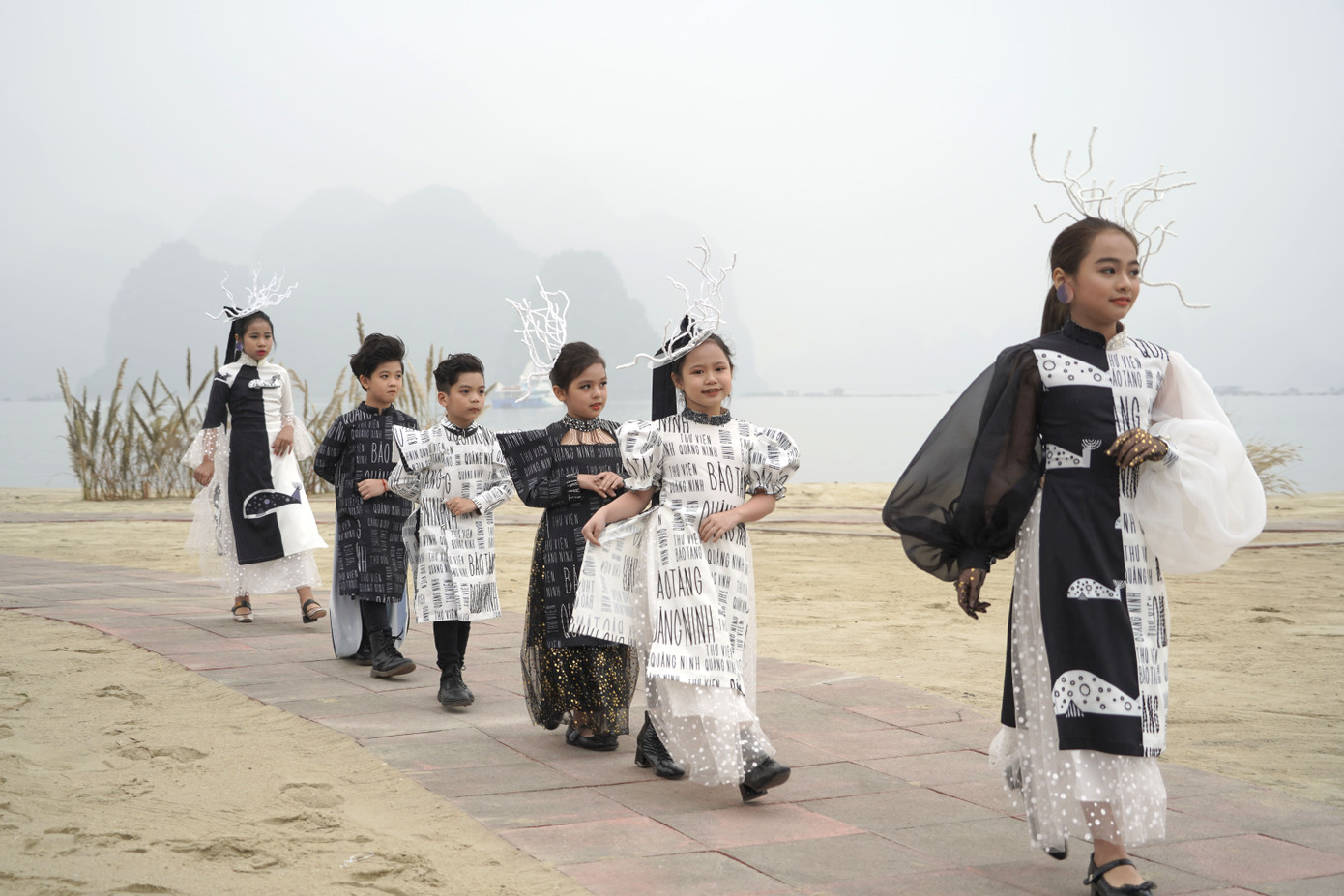 Festival Áo dài: Thả dáng kiêu sa bên bờ vịnh Bái Tử Long ảnh 2