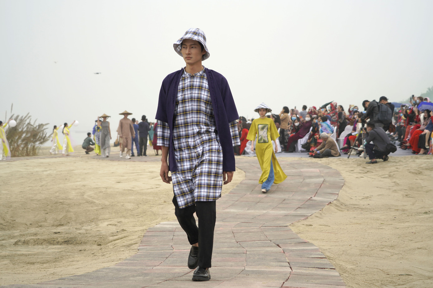 Festival Áo dài: Thả dáng kiêu sa bên bờ vịnh Bái Tử Long ảnh 5