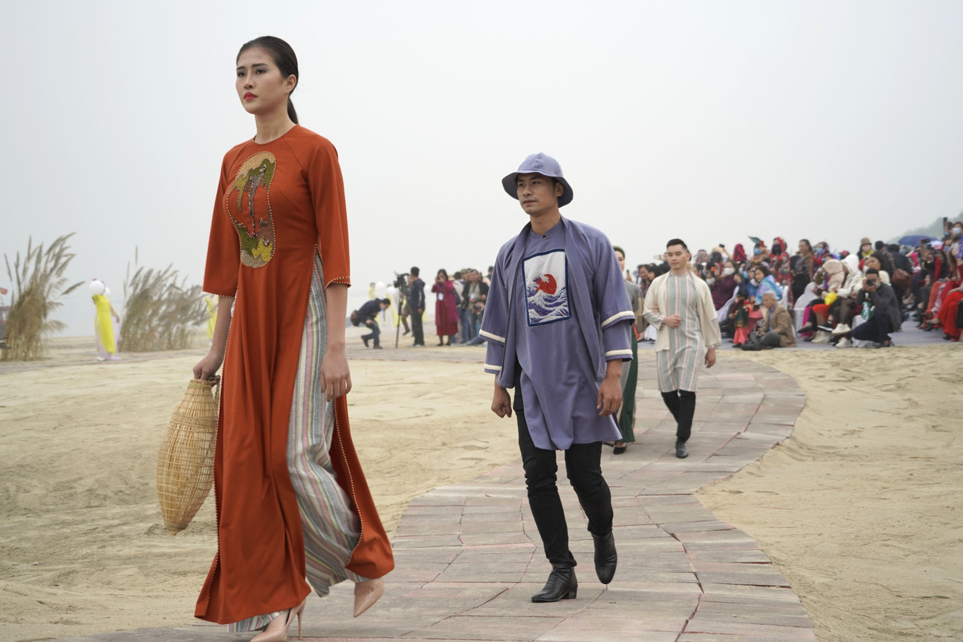 Festival Áo dài: Thả dáng kiêu sa bên bờ vịnh Bái Tử Long ảnh 7