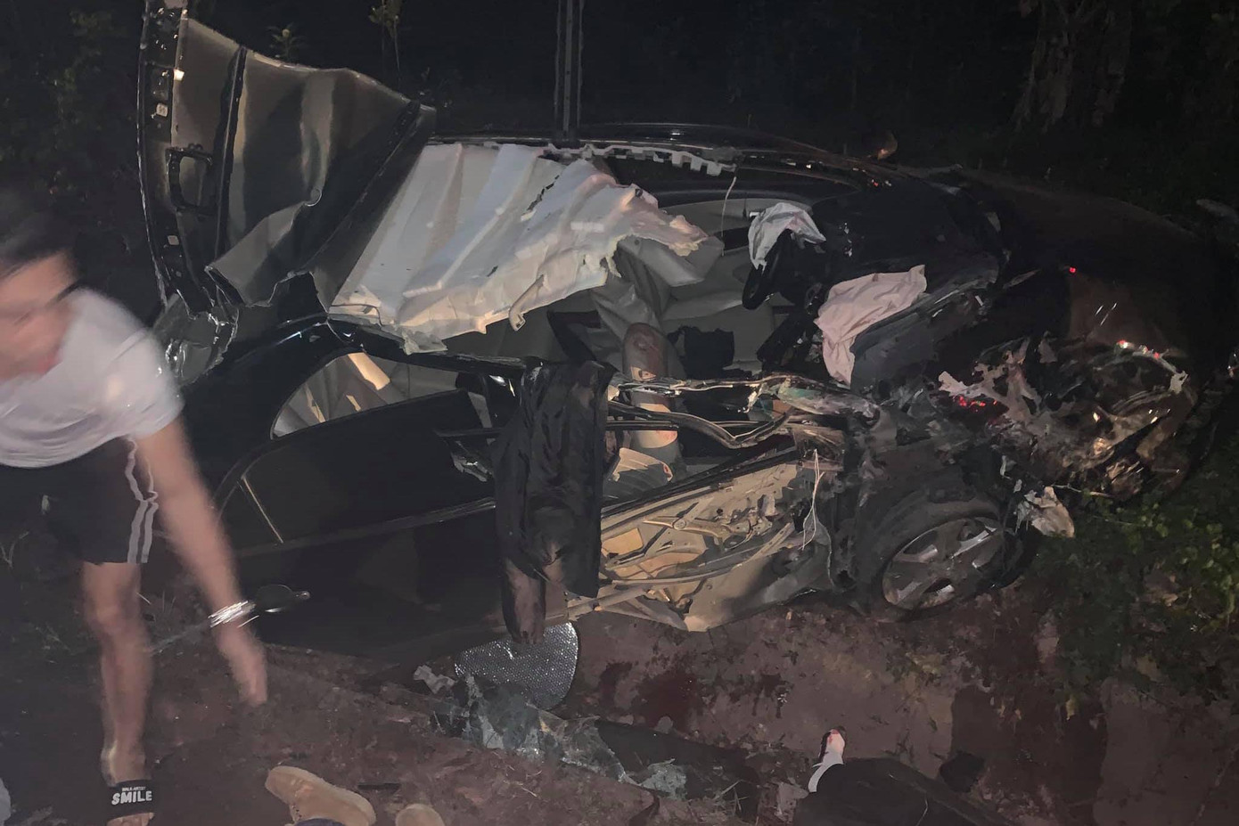 Xe ô tô biển xanh húc đuôi container, 4 người thương vong ảnh 2