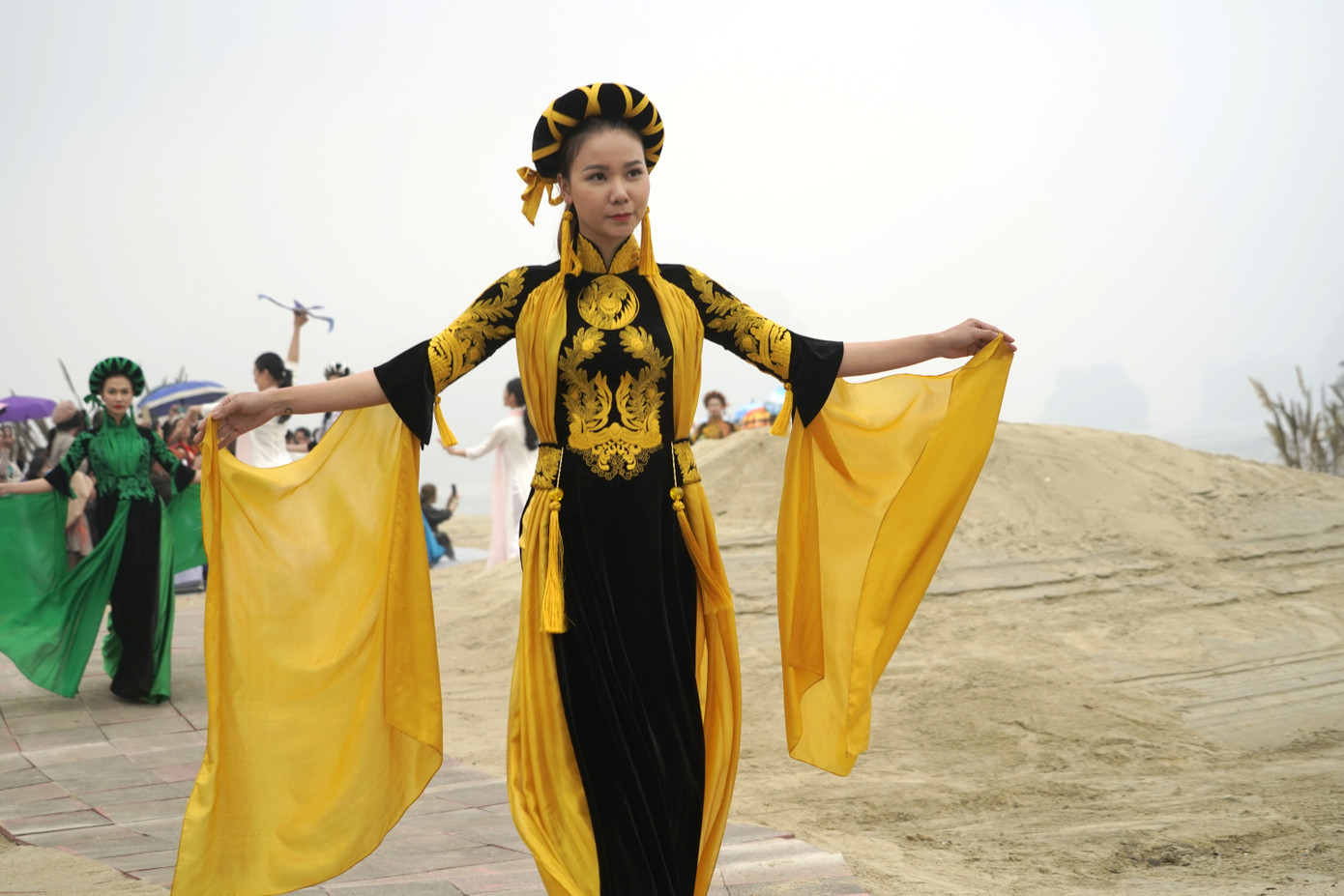 Festival Áo dài: Thả dáng kiêu sa bên bờ vịnh Bái Tử Long ảnh 1