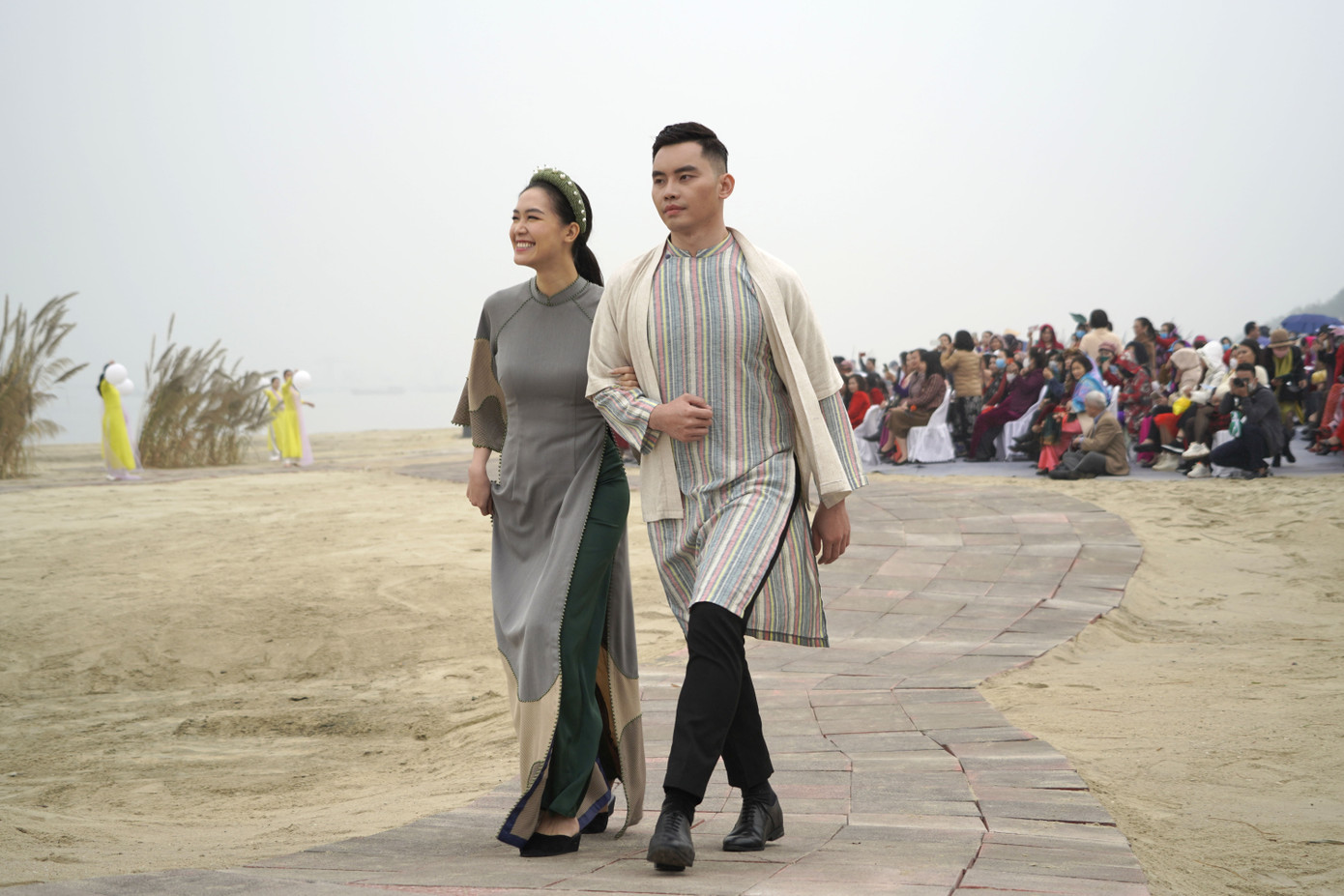 Festival Áo dài: Thả dáng kiêu sa bên bờ vịnh Bái Tử Long ảnh 4