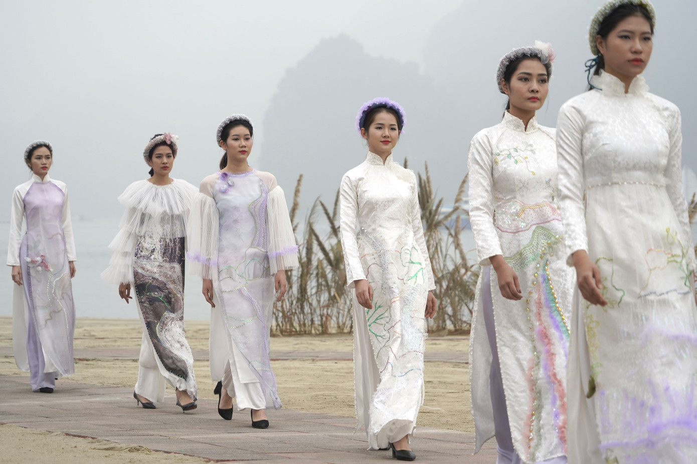 Festival Áo dài: Thả dáng kiêu sa bên bờ vịnh Bái Tử Long ảnh 6