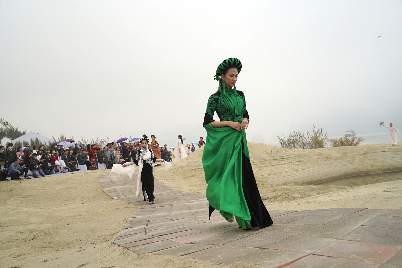 Festival Áo dài: Thả dáng kiêu sa bên bờ vịnh Bái Tử Long ảnh 9