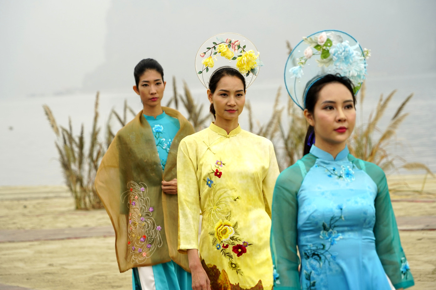 Festival Áo dài: Thả dáng kiêu sa bên bờ vịnh Bái Tử Long ảnh 8