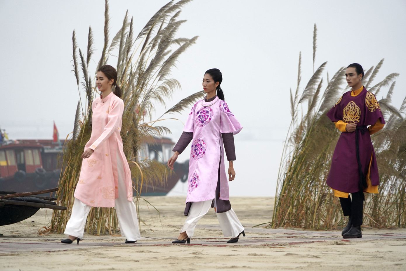 Festival Áo dài: Thả dáng kiêu sa bên bờ vịnh Bái Tử Long ảnh 10