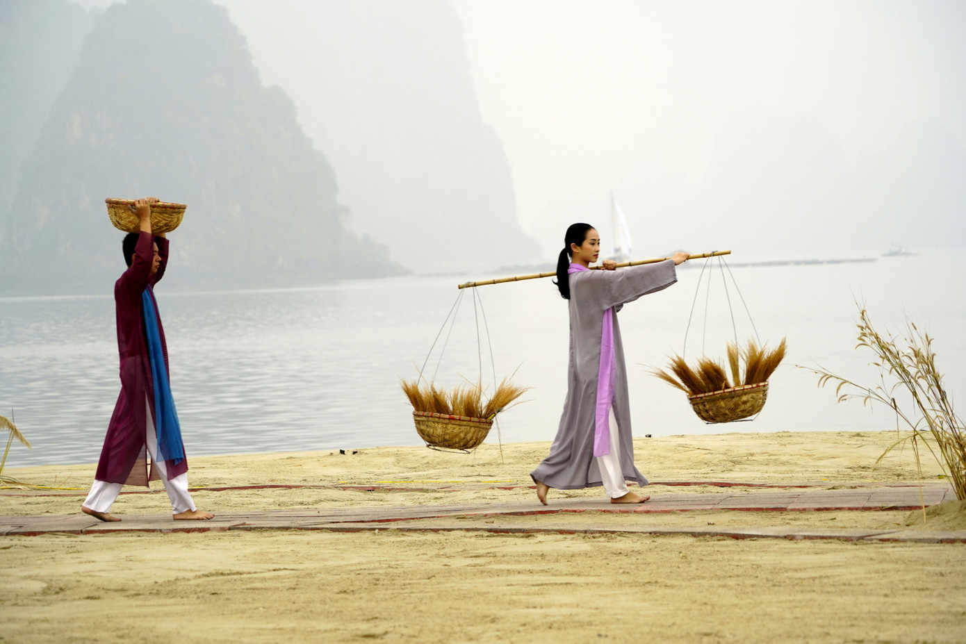 Festival Áo dài: Thả dáng kiêu sa bên bờ vịnh Bái Tử Long ảnh 11