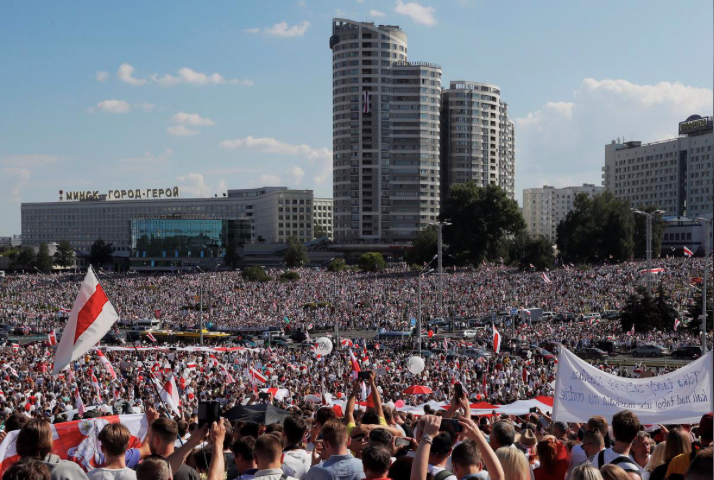 Người biểu tình nêm kín thủ đô Belarus, Nga nói sẵn sàng hỗ trợ quân sự ảnh 1