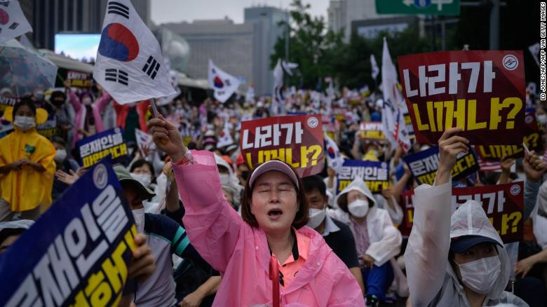 Nỗ lực khống chế COVID-19, Tống thống Hàn Quốc bị cáo buộc 'thân Triều Tiên' ảnh 1