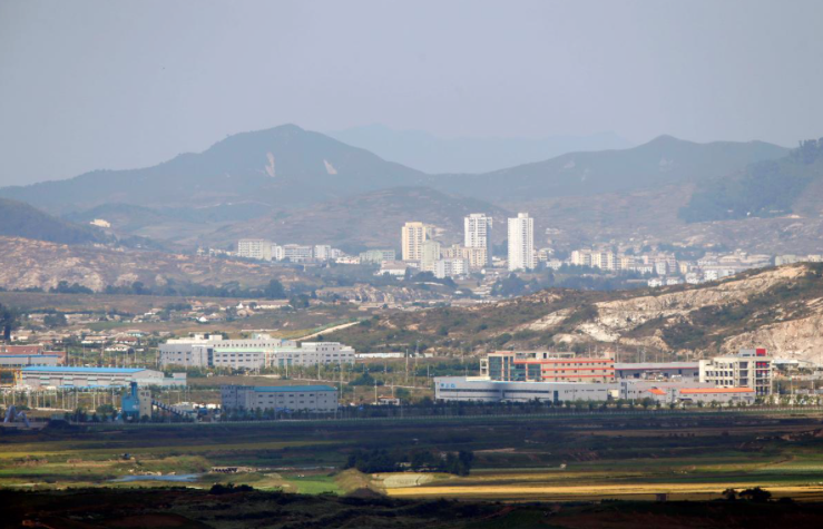 Triều Tiên viện trợ thị trấn biên giới bị phong toả vì COVID-19 ảnh 1