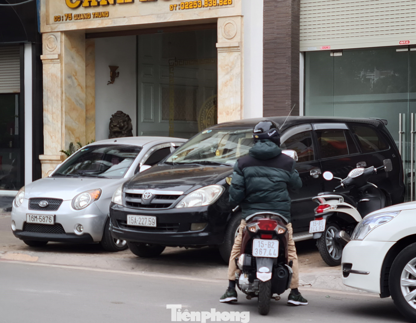 Vỉa hè nhiều tuyến phố ở Hải Phòng bị chiếm dụng, làm nơi đỗ xe ảnh 7