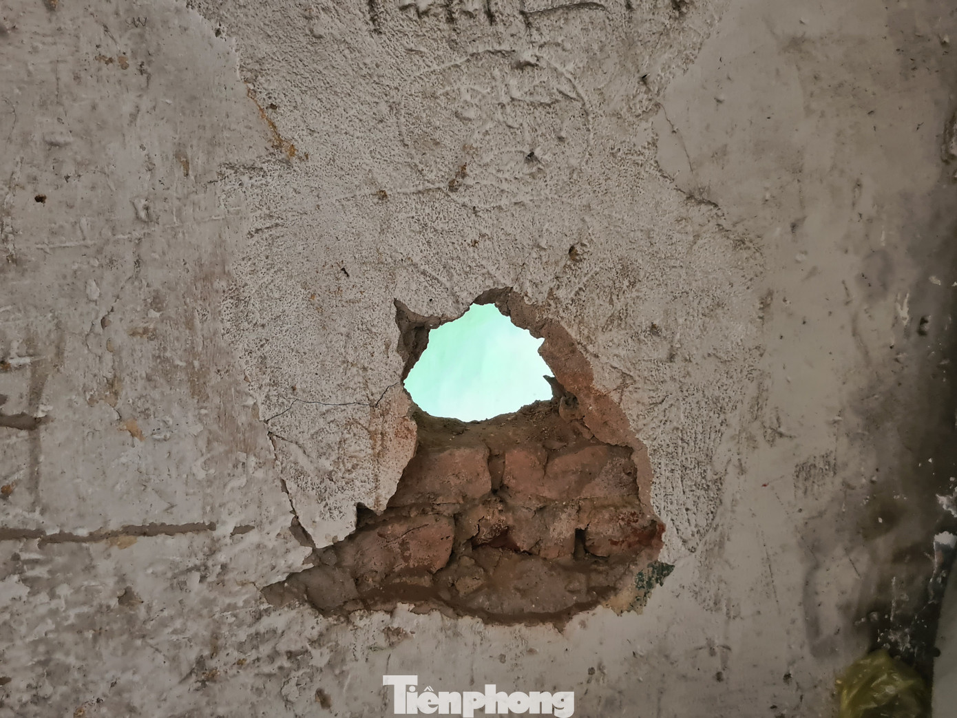 Cận cảnh tòa chung cư 'chờ sập', phải di dân khẩn cấp ở Hải Phòng ảnh 5