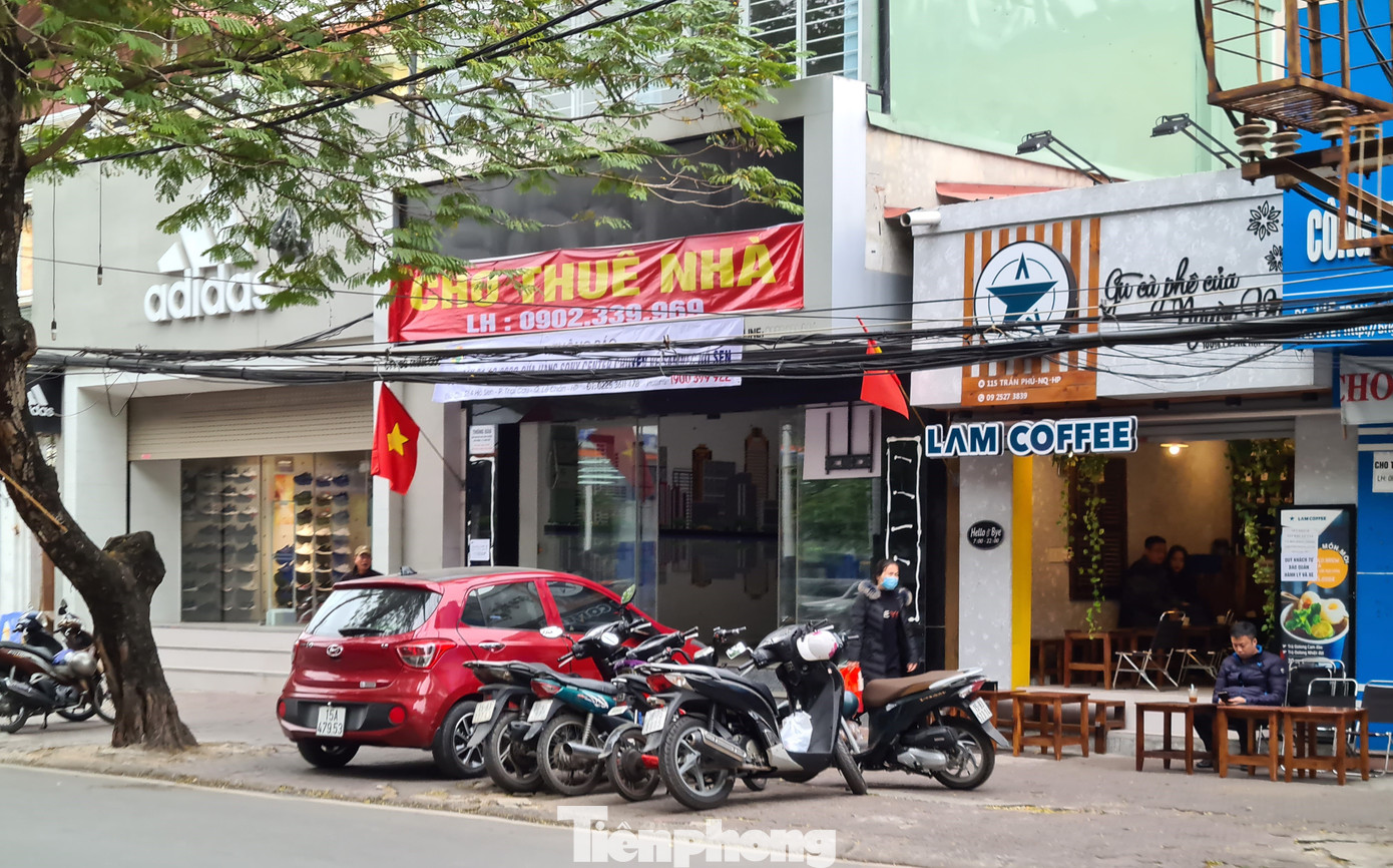 Vỉa hè nhiều tuyến phố ở Hải Phòng bị chiếm dụng, làm nơi đỗ xe ảnh 5