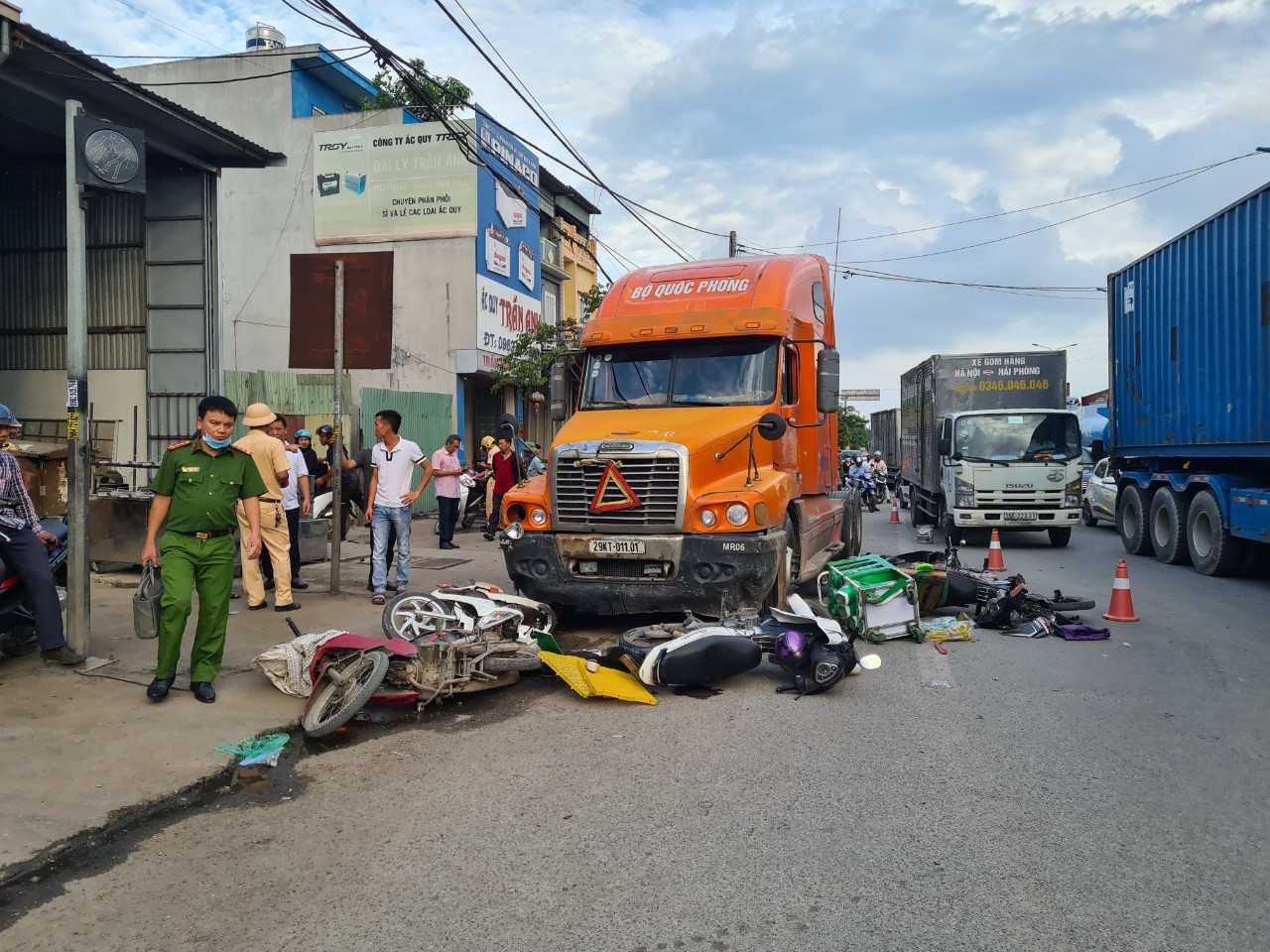 Tài xế container vi phạm nồng độ cồn, đâm liên hoàn xe máy ở Hải Phòng ảnh 1