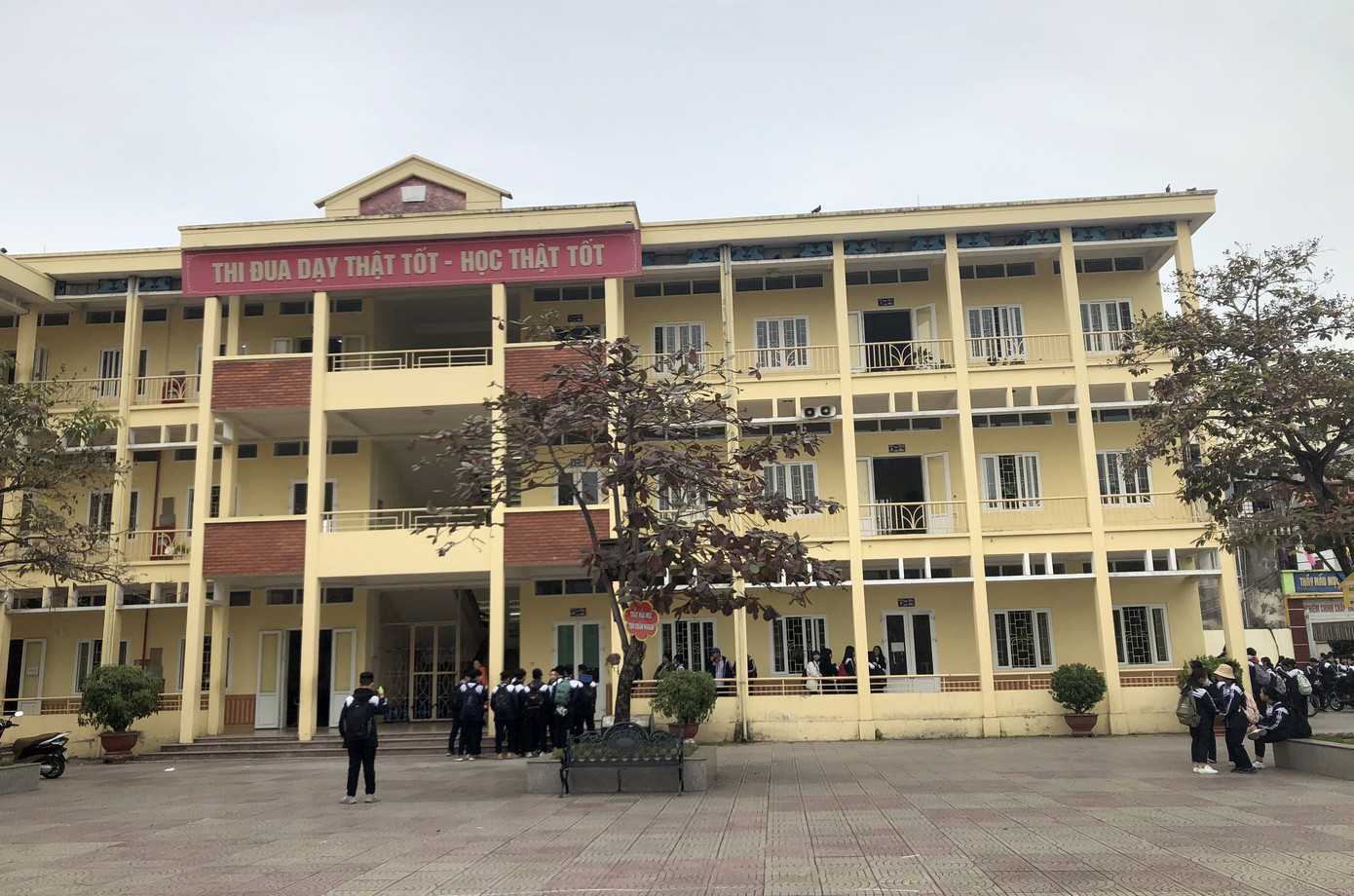 Đình chỉ nam sinh lớp 8 vì hút thuốc lá điện tử dẫn đến hôn mê ảnh 1