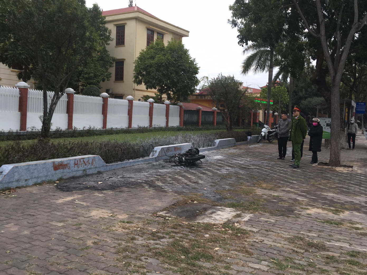 Vi phạm giao thông, nam thanh niên đốt xe máy trước mặt CSGT ảnh 1