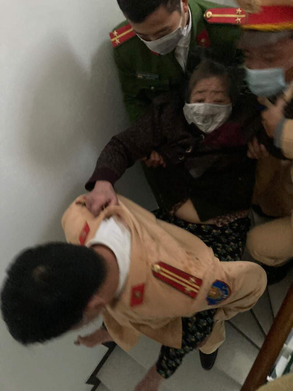 Cảnh sát giải cứu cụ bà 83 tuổi mắc kẹt trong đám cháy ở Hải Phòng ảnh 1