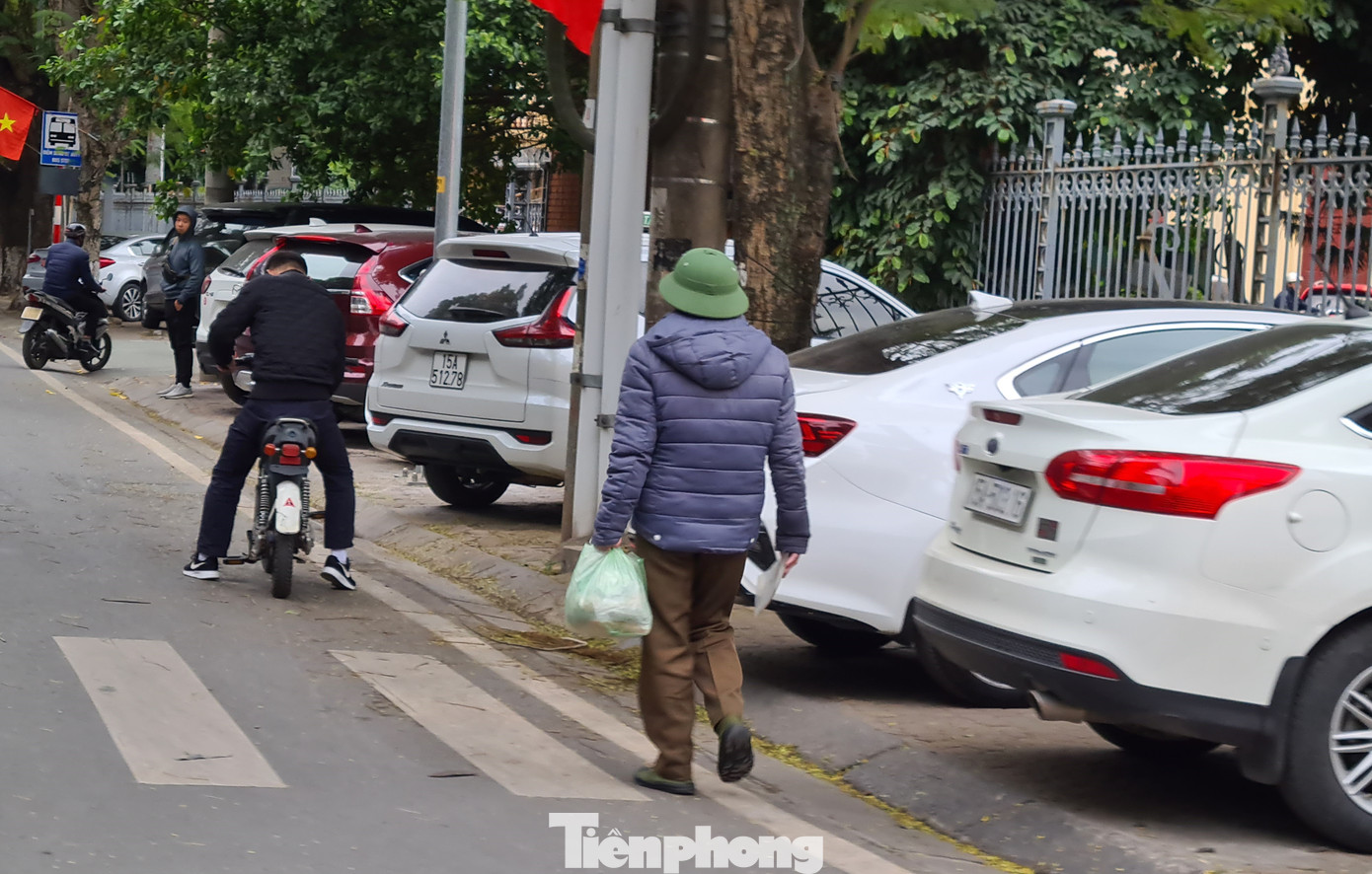 Vỉa hè nhiều tuyến phố ở Hải Phòng bị chiếm dụng, làm nơi đỗ xe ảnh 9