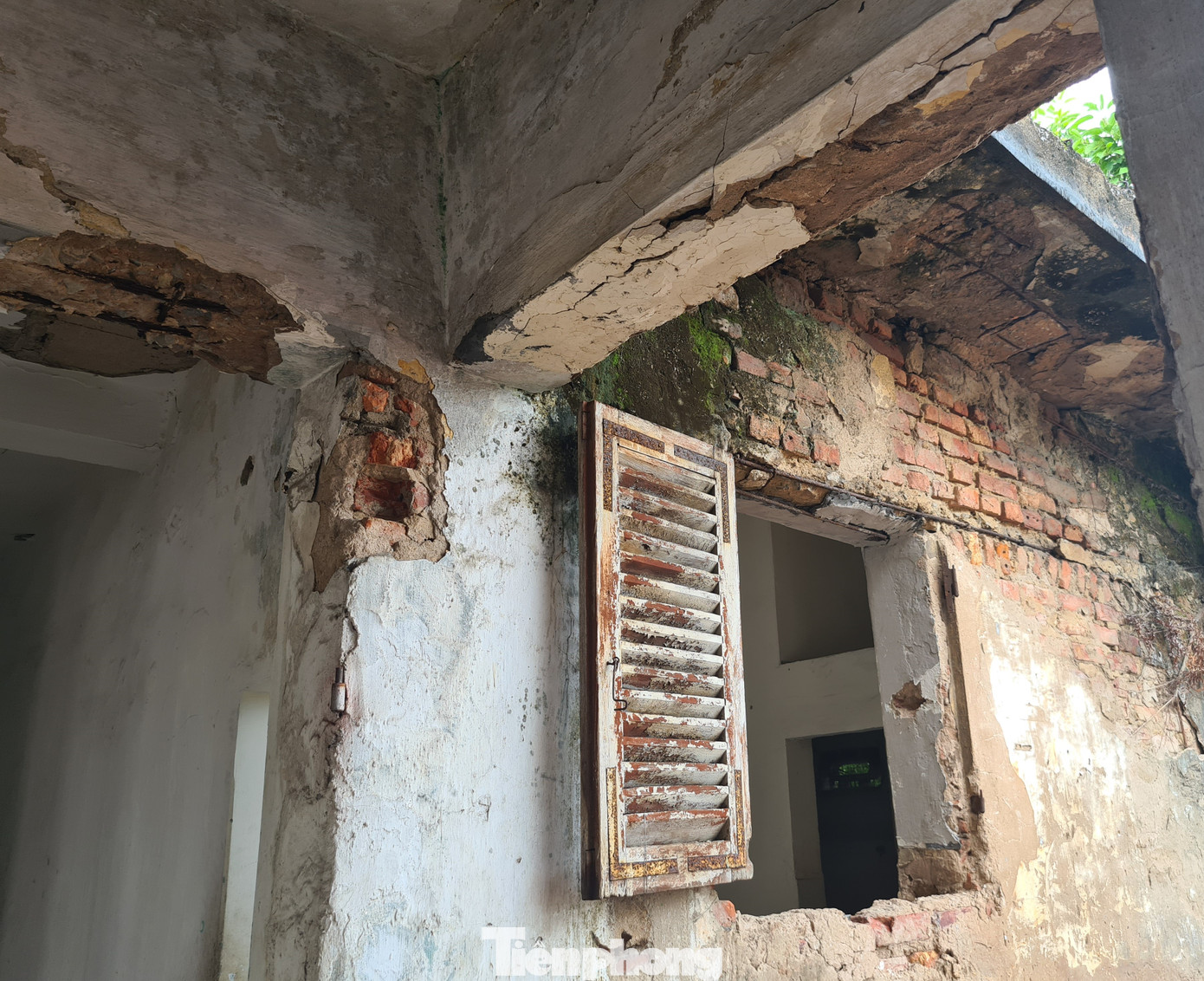 Cận cảnh tòa chung cư 'chờ sập', phải di dân khẩn cấp ở Hải Phòng ảnh 4